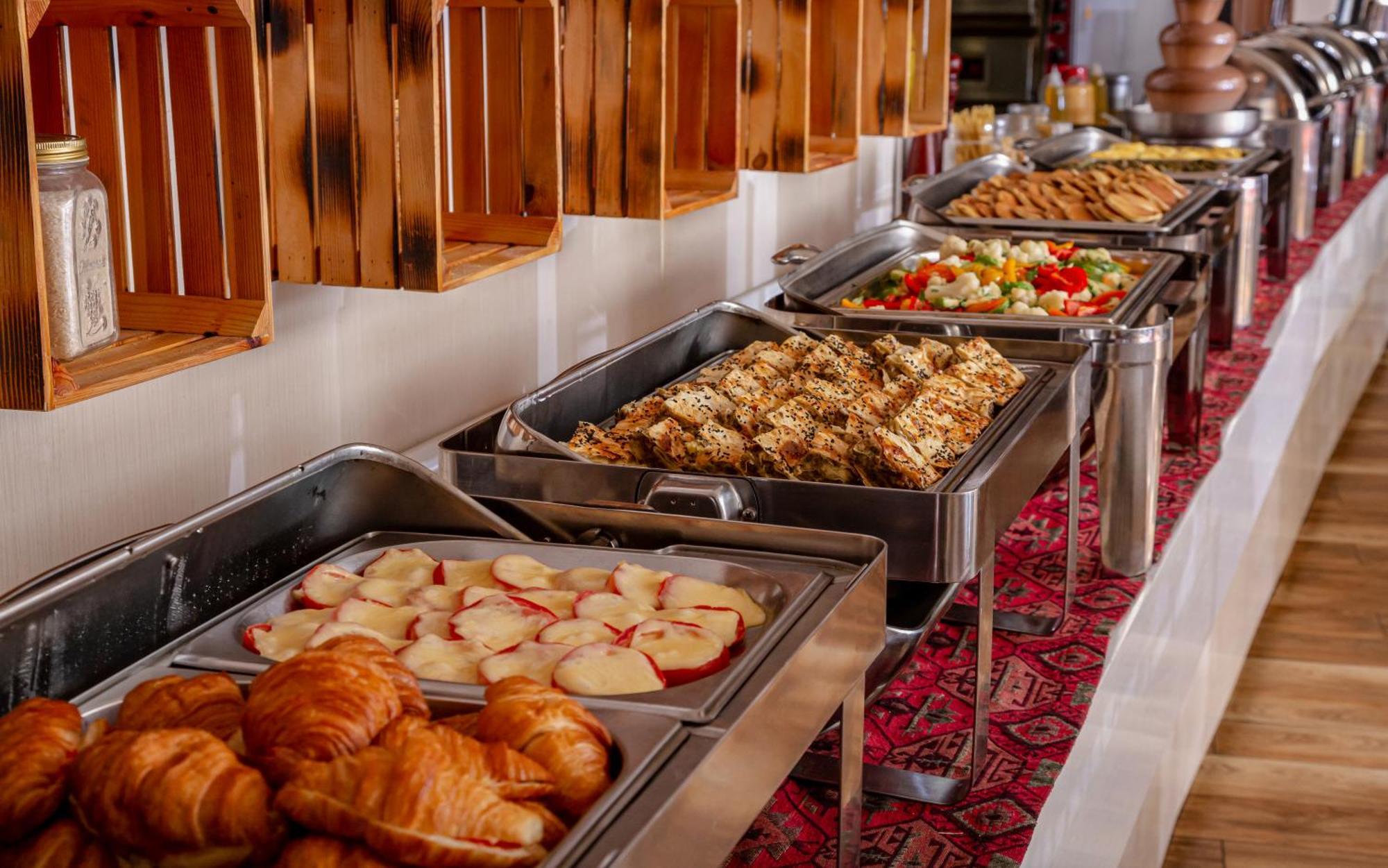 Lankaran Springs Wellness Resort Εξωτερικό φωτογραφία A buffet at a hotel